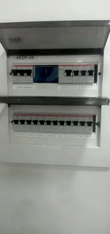 Tablero de departamento abierto con dos filas de llaves térmicas